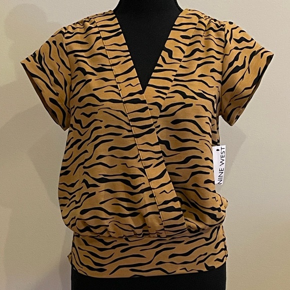 New‎ Nine West XS Animal Print V Neck Blouse with Waist Band - Picture 1 of 8